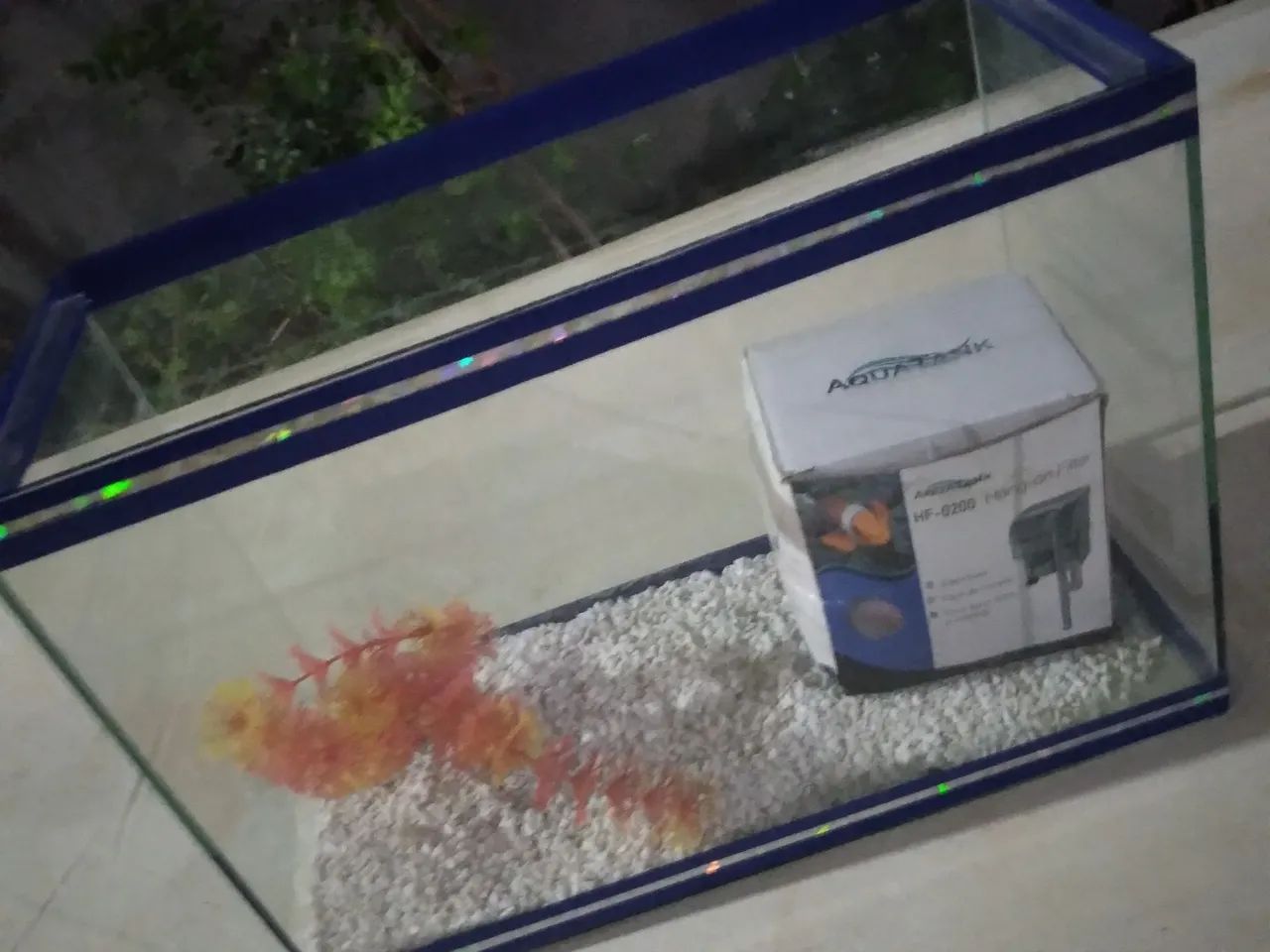 Aquário com pedras filtros planta artificial de 12 l