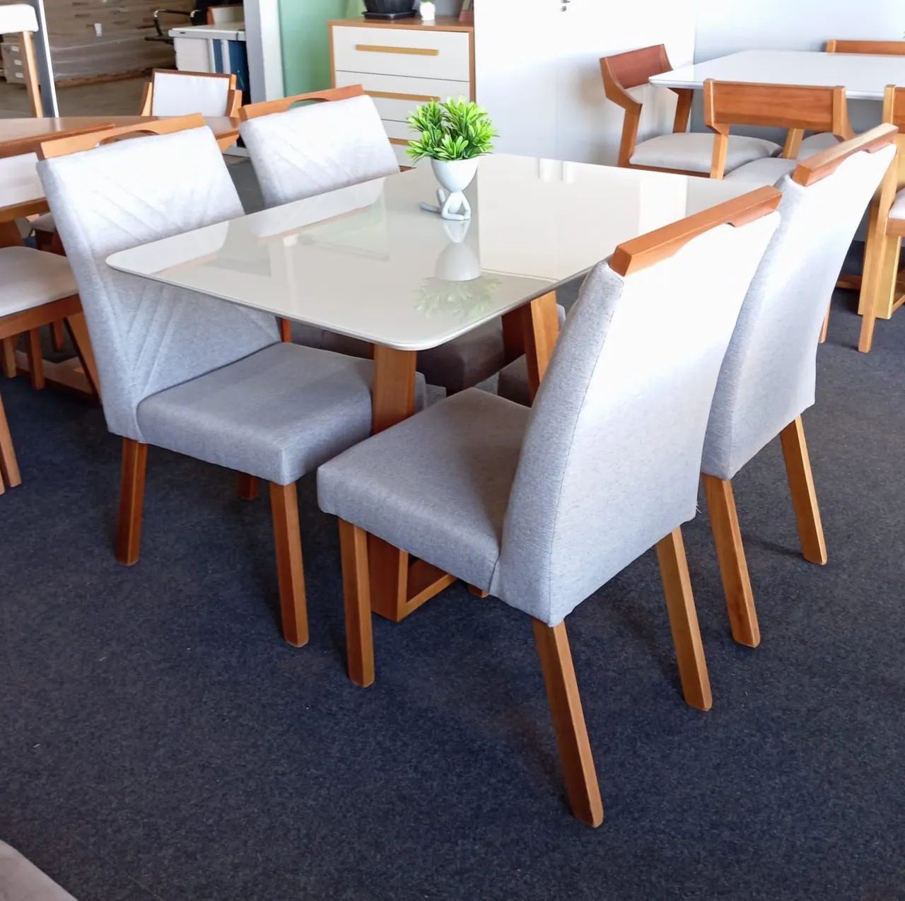 Conjunto Mesa de Jantar com 4 Cadeiras
