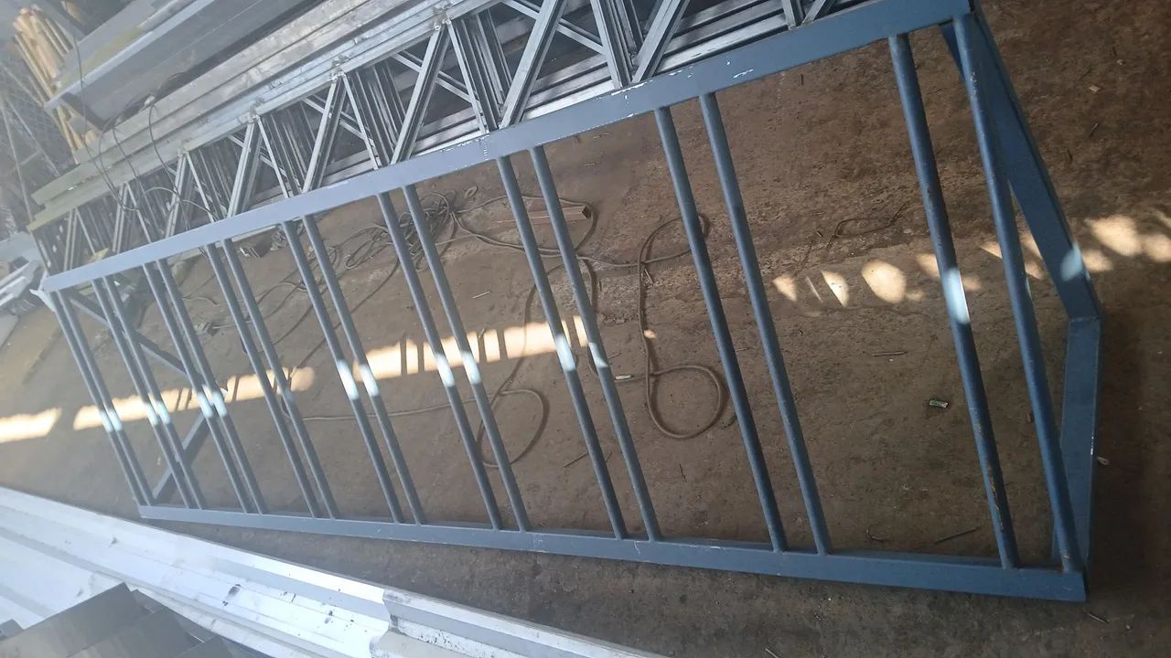 Portao, carrinho de carga, carrinho de gás, bicicletario