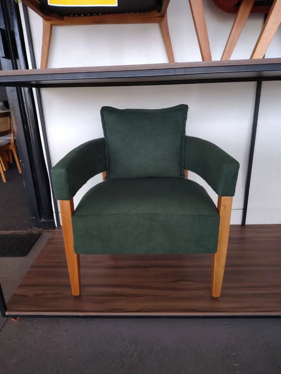 Poltrona courino ou linho  Decorativa Confortável e Elegante - Foto 4