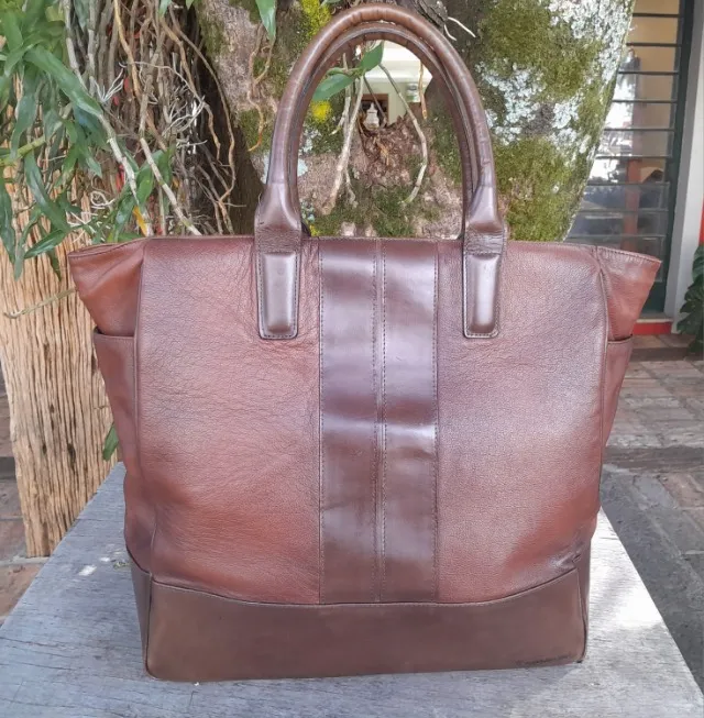 Pequena bolsa de viagem, em couro natural, da marca La Dolce Vita.