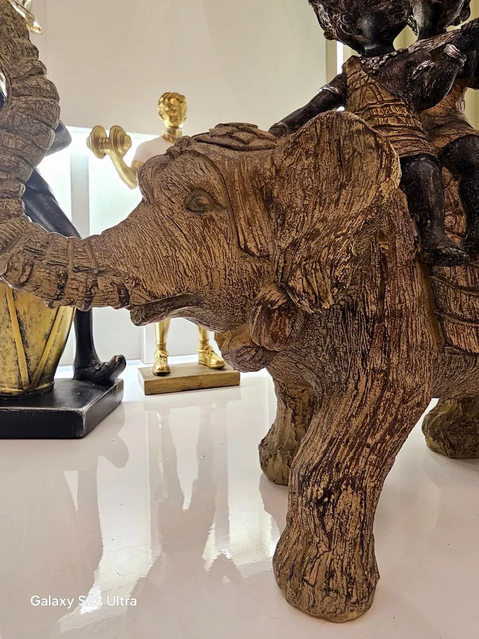 Linda Escultura de Elefante em Resina C/Duas Crianças Esculpida a mão!