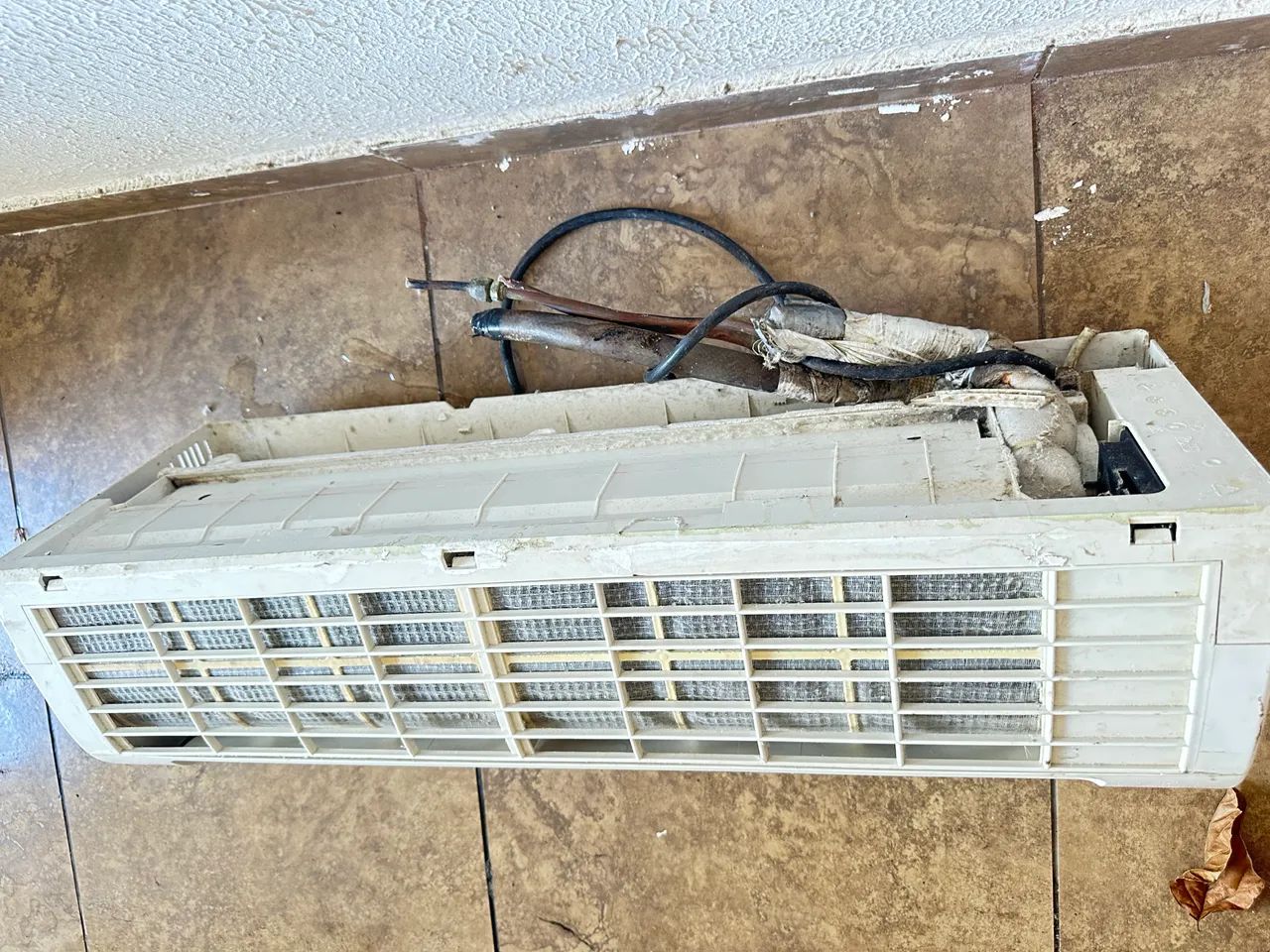 Ar condicionado 12mil Btus - Em perfeitas condições de uso, condensadora com base oxidada - Foto 3