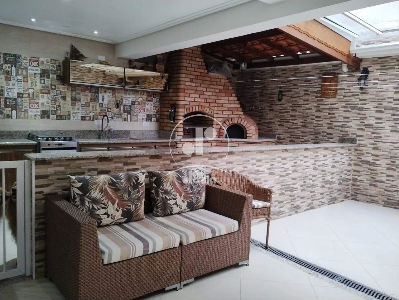 Sobrado Vila Pinheirinho! Impecável com 3 dormitórios, suíte, 4 vagas. Espaço gourmet com 