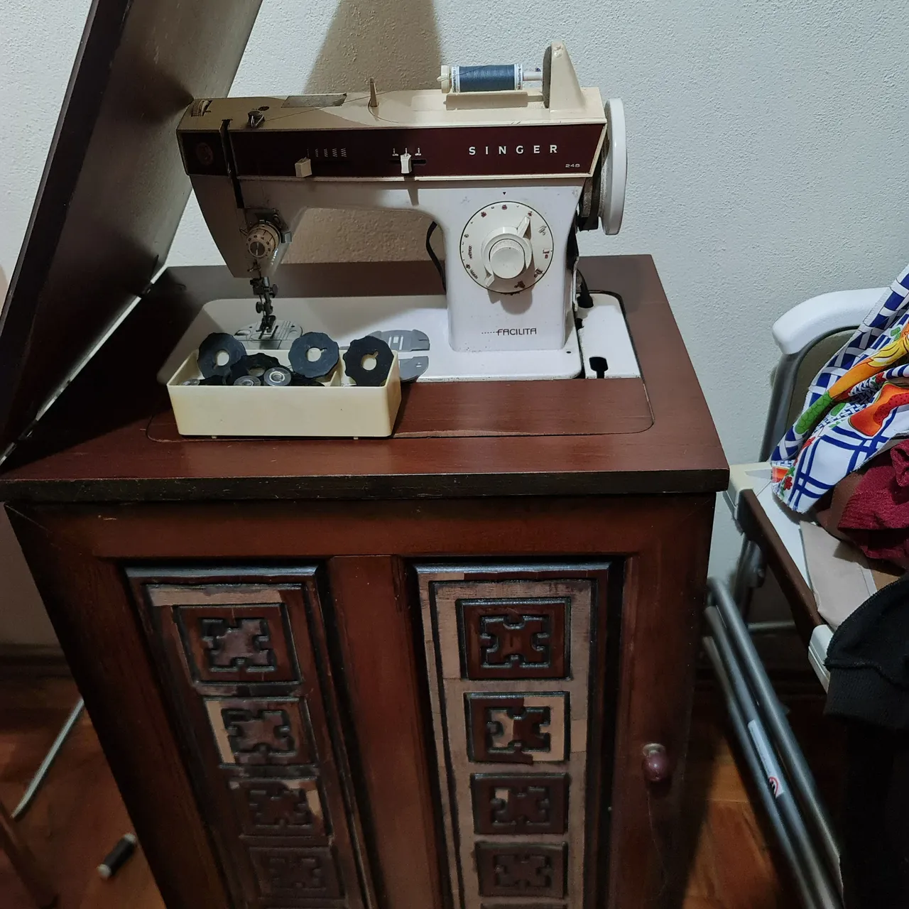 Maquina Singer 240 Facilita com mesa em ótimo estado