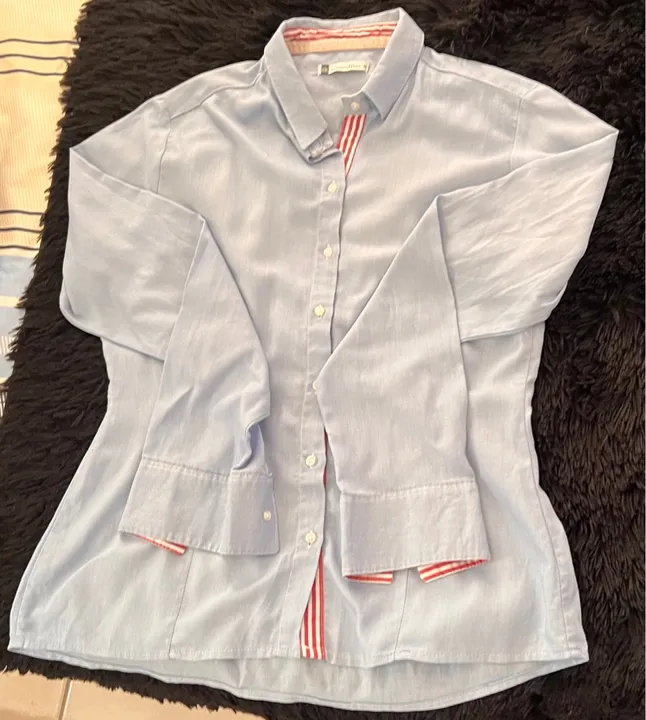 Camisa social azul claro com detalhes em vermelho 60 reais