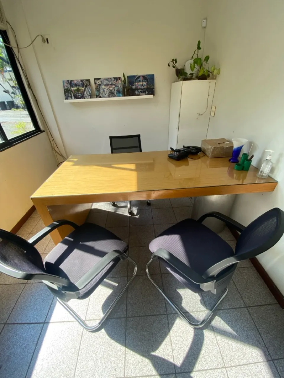 Mesa de escritório ( opcional com cadeiras 03 cadeiras )