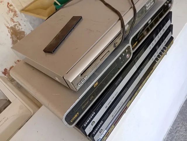 Aparelhos de DVD com defeito... Ideal para retirar peças