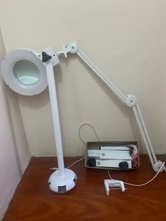 Lupa led com tripé e acessório para fixação em carrinho auxiliar ou mesa 