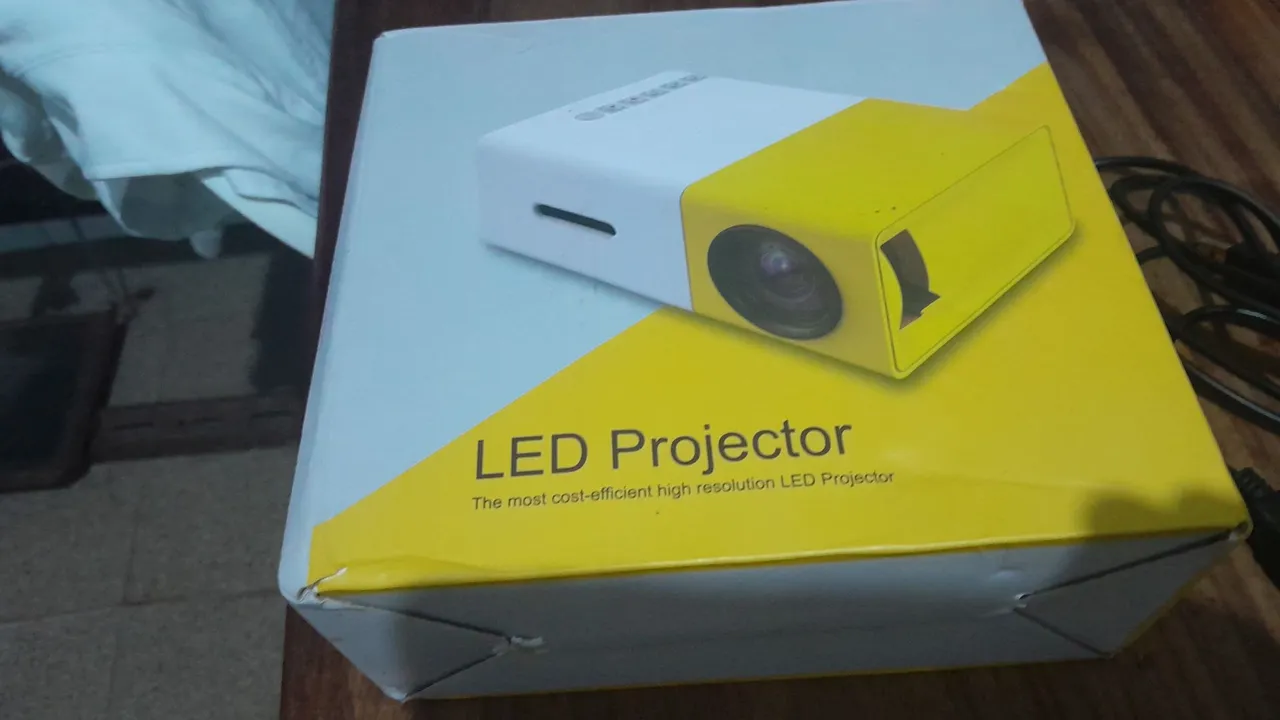 Projetor LED Portátil - Alta Resolução - Novo
