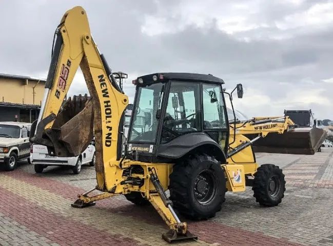 Retroescavadeira New Holland 2016