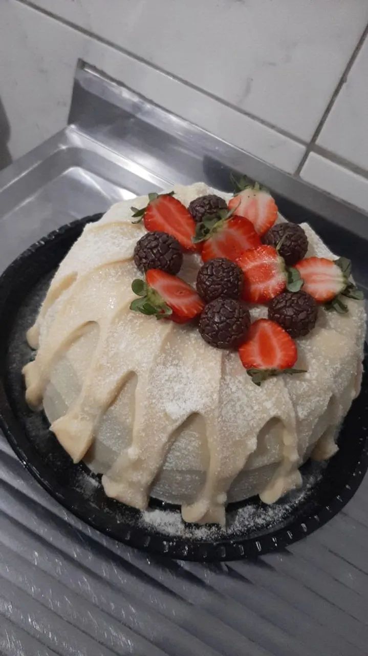 Bolo vulcão de chocolate com cobertura de chocolate e confeitos - Foto 4