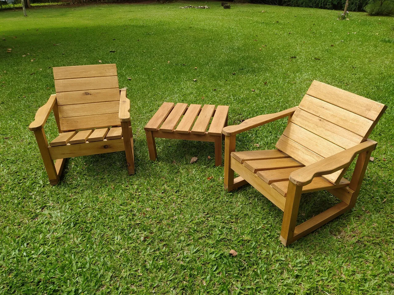 Conjunto de cadeiras e mesa de madeira para área externa