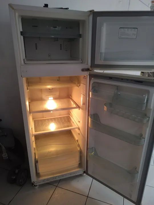 Geladeira usada em ótimo estado só  tem marcas de umas funcionando perfeitamente R$400,00
