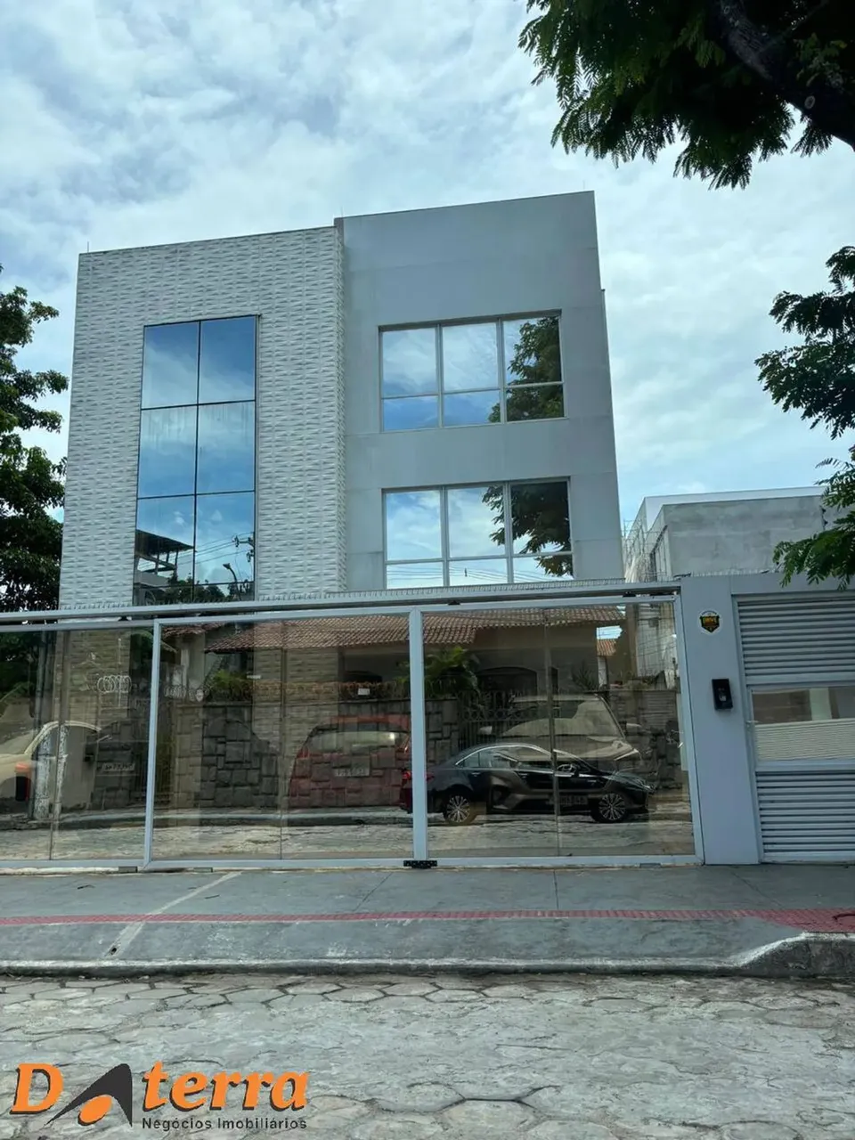 Prédio comercial na Enseada do Suá em Vitória com pavimentos para locação
