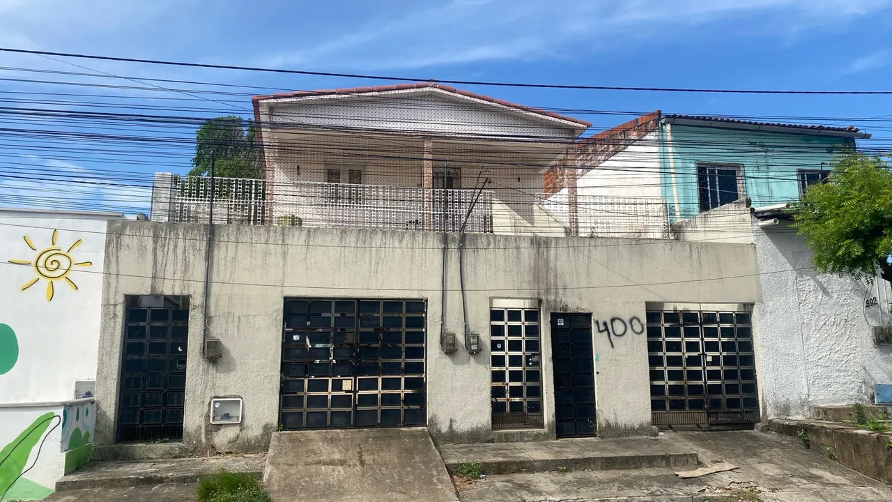 Vendo 5 portões, 01 escada e outras peças de ferro