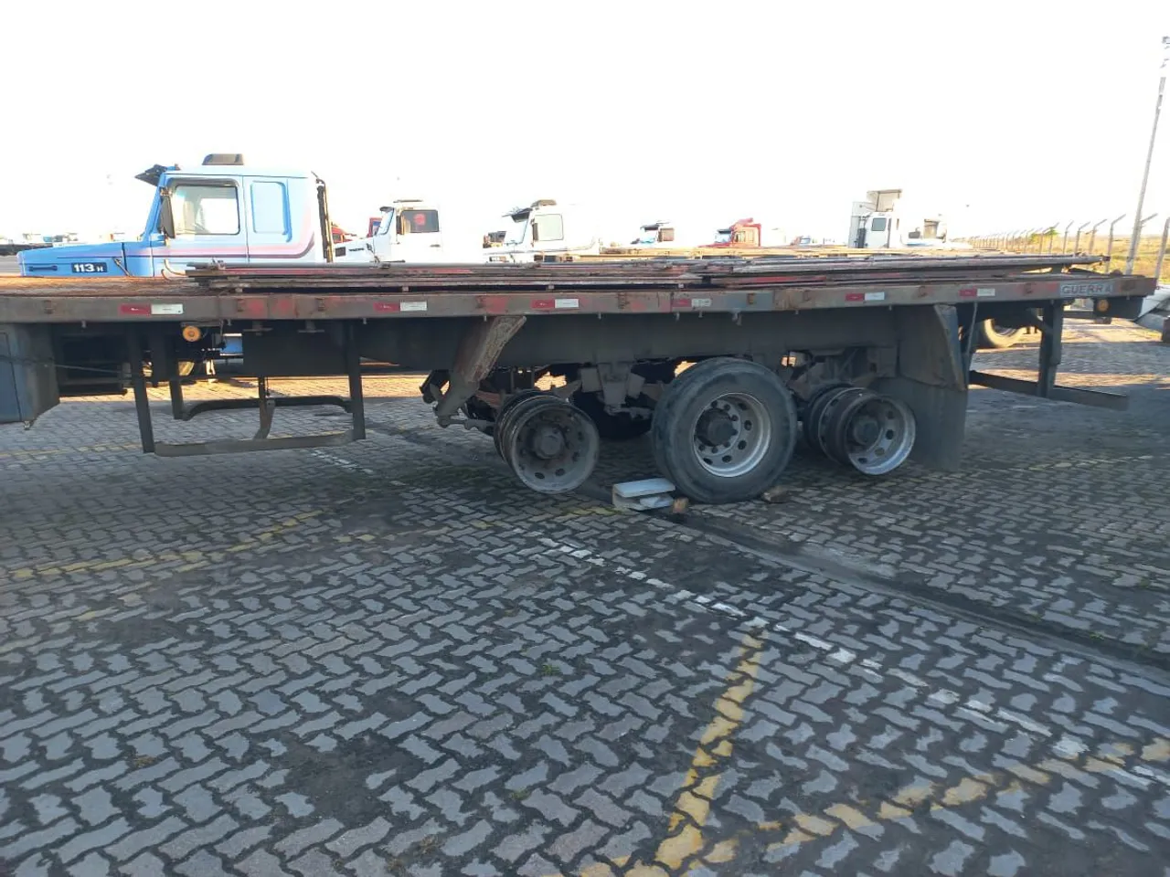 Vendo carreta graneleira com 12 pinos de container