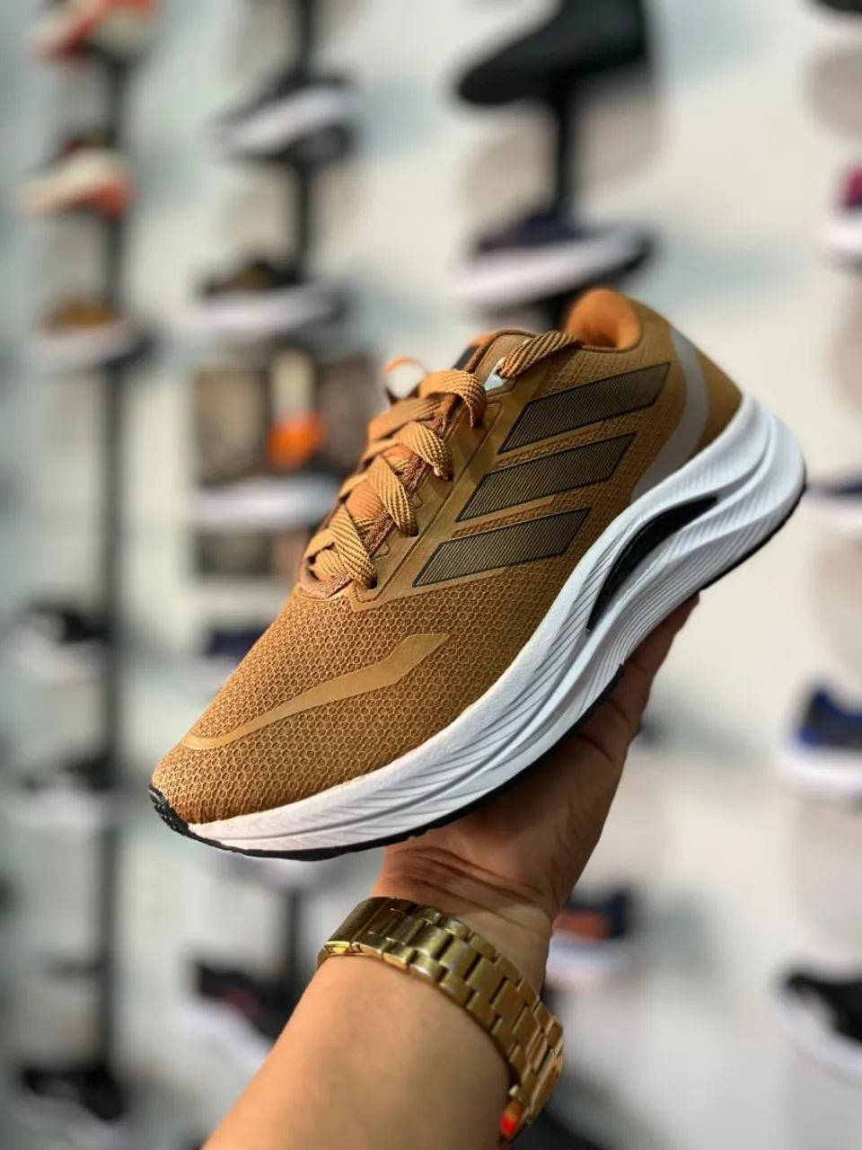 Tênis Adidas Marrom - Conforto e Estilo!
