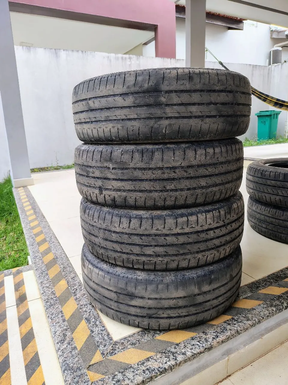 Jogo de Pneus Usados 185/60R15 BRIDGESTONE