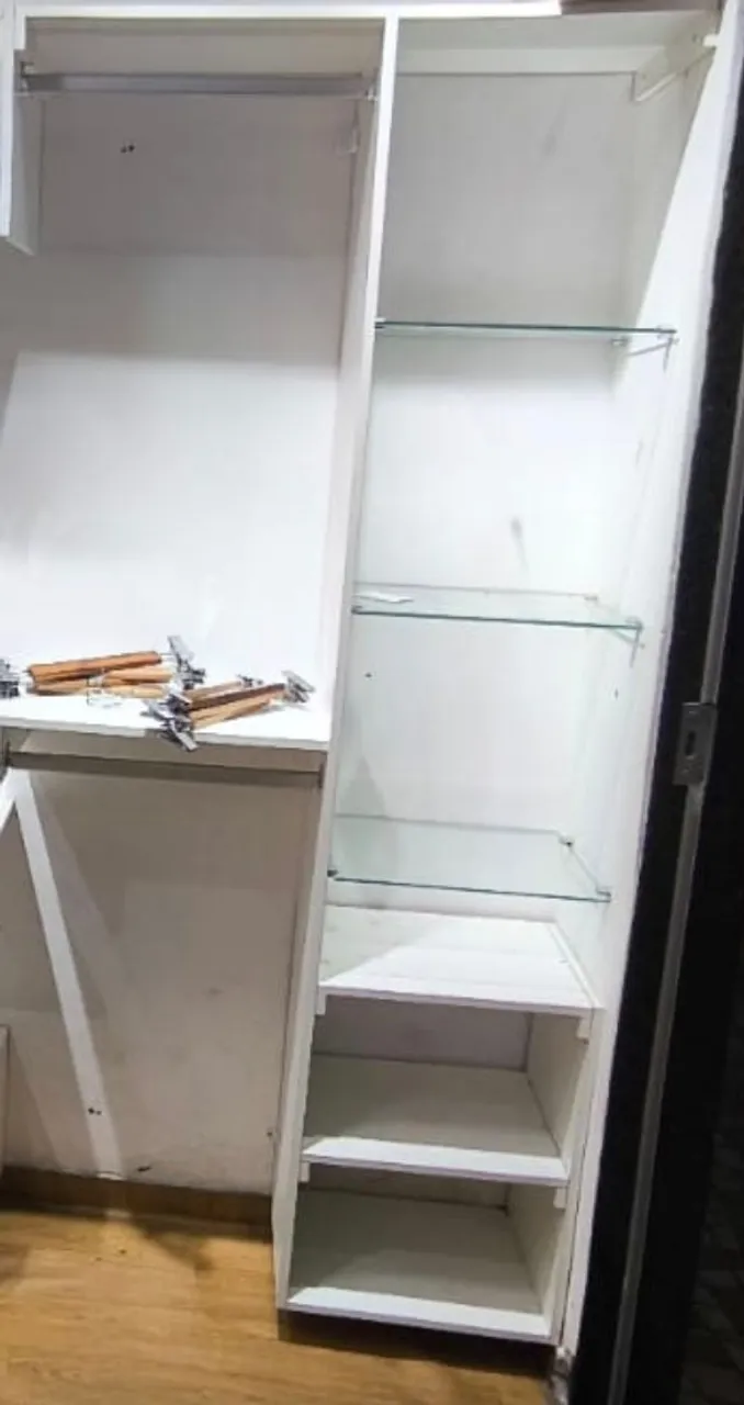 Guarda-Roupa Branco com Prateleiras de Vidro