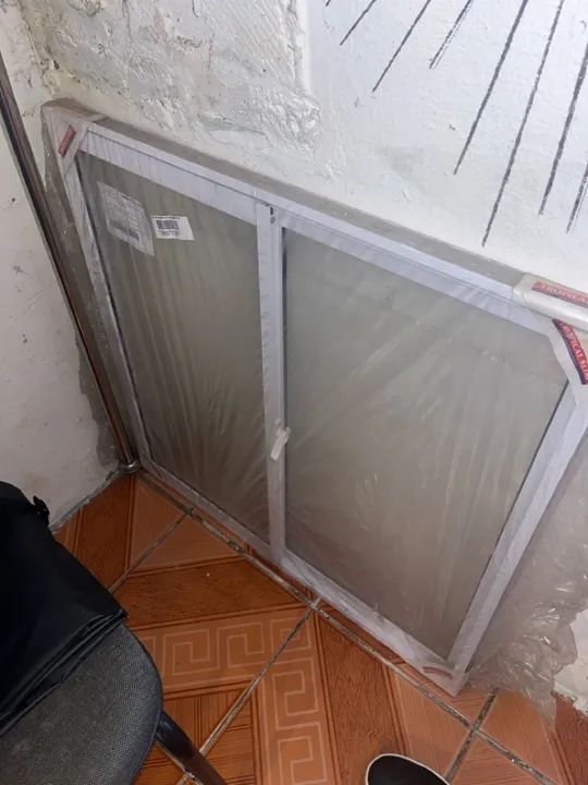 Janela nova 80x80 lacrada 