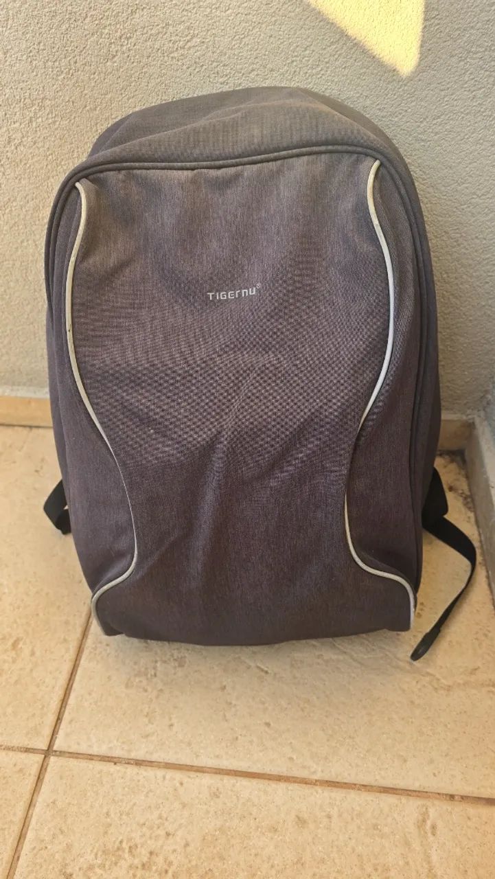 Mochila Premium Resistente à Água em bom estado