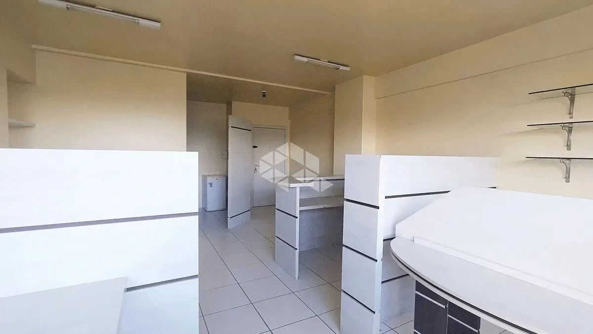 SALA com vaga, elevador, móveis planejados a uma quadra da Av. Cristovão Colombo