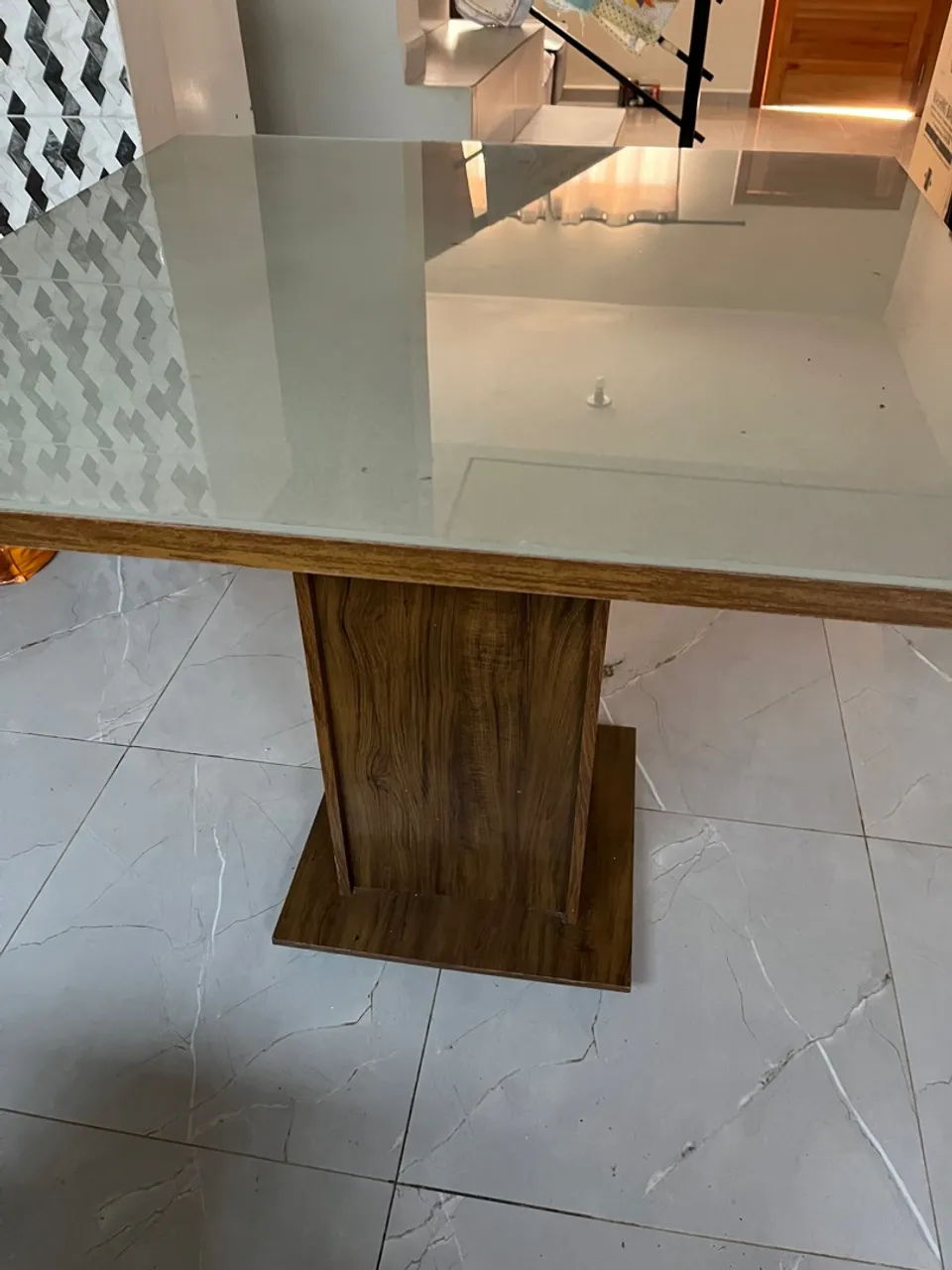 Mesa de Jantar Elegante com Tampo de Vidro