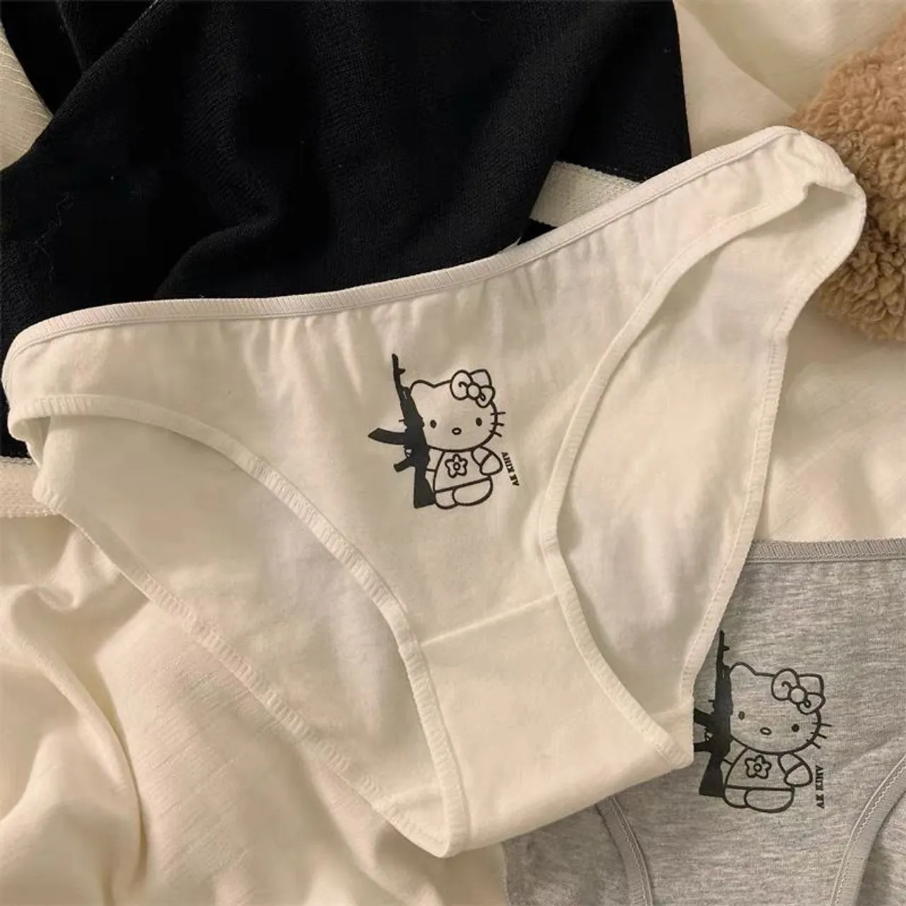 Kit 3 calcinhas Hello Kitty Gangster - Atitude e Estilo com um Toque Fofo