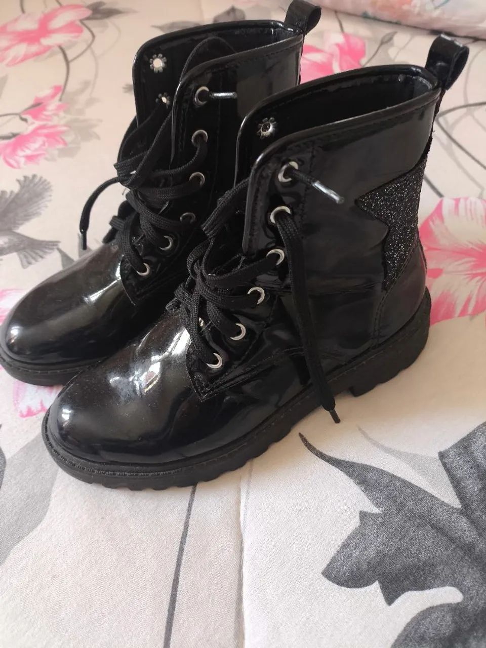 Bota Infantil Preta com Detalhe de Estrela