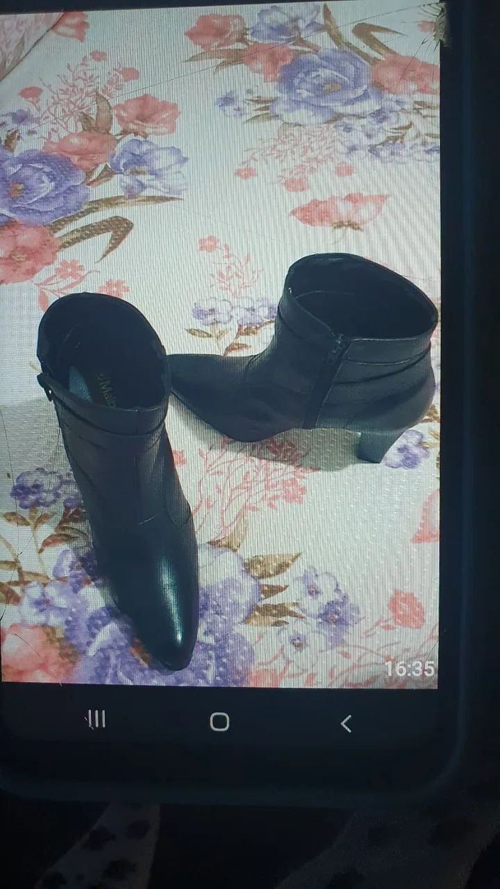 Bota Feminina Preta com Detalhe Dourado - Foto 2