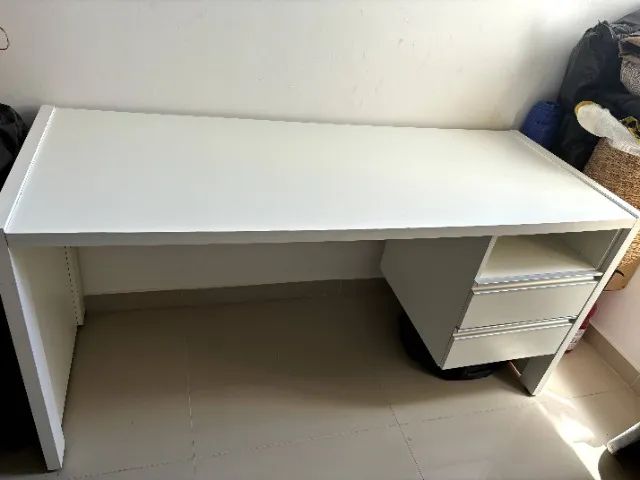 Mesa de escritório grande com gavetas