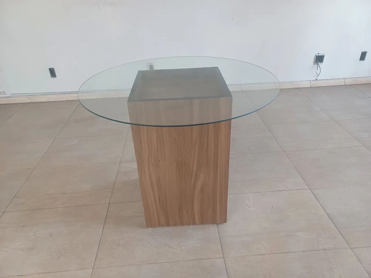 Mesa de vidro redonda com base de madeira - Foto 4