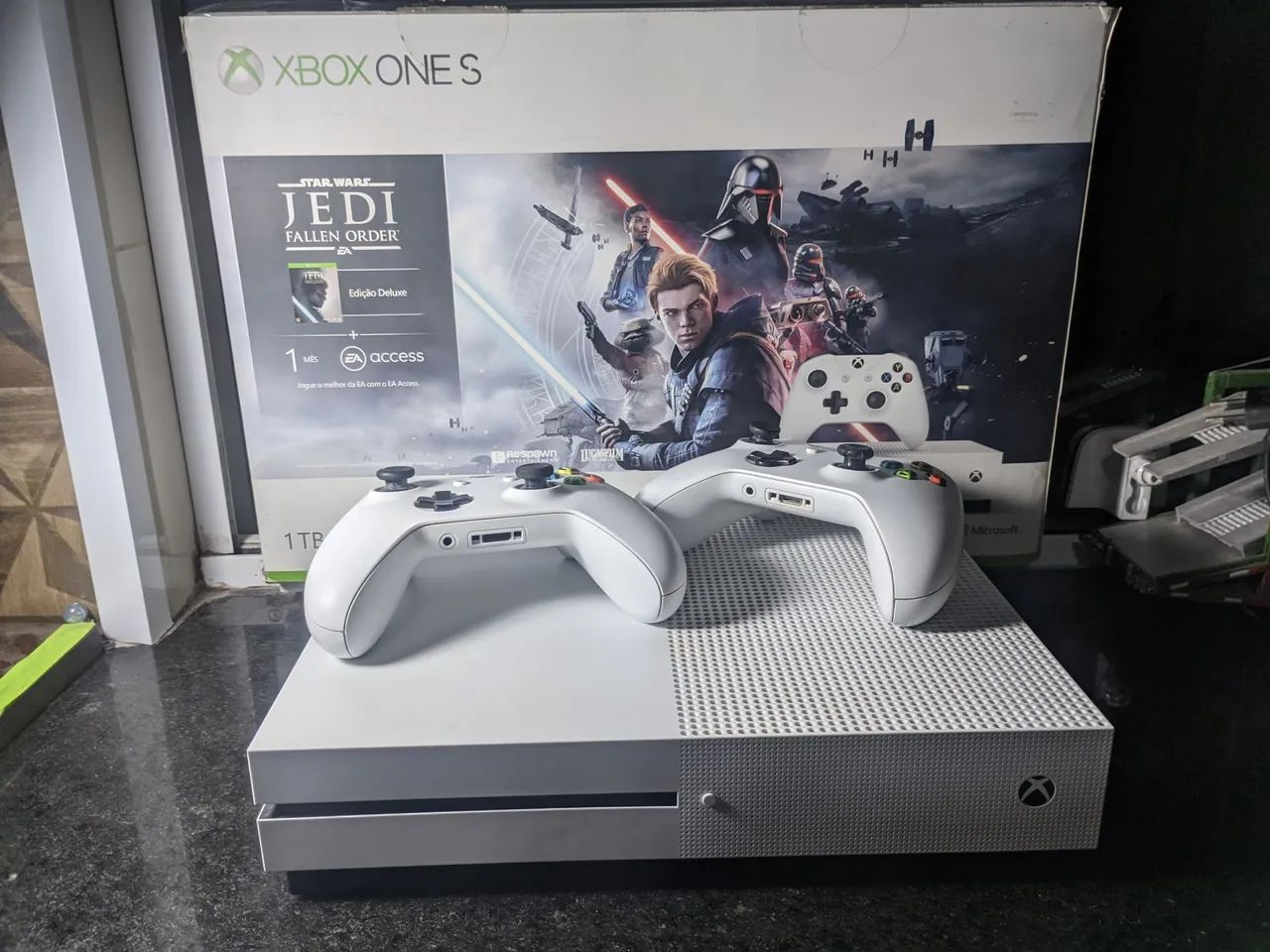 Xbox One s 1tb 4k, 2 controles - em estado impecável nunca aberto.64318477744770121