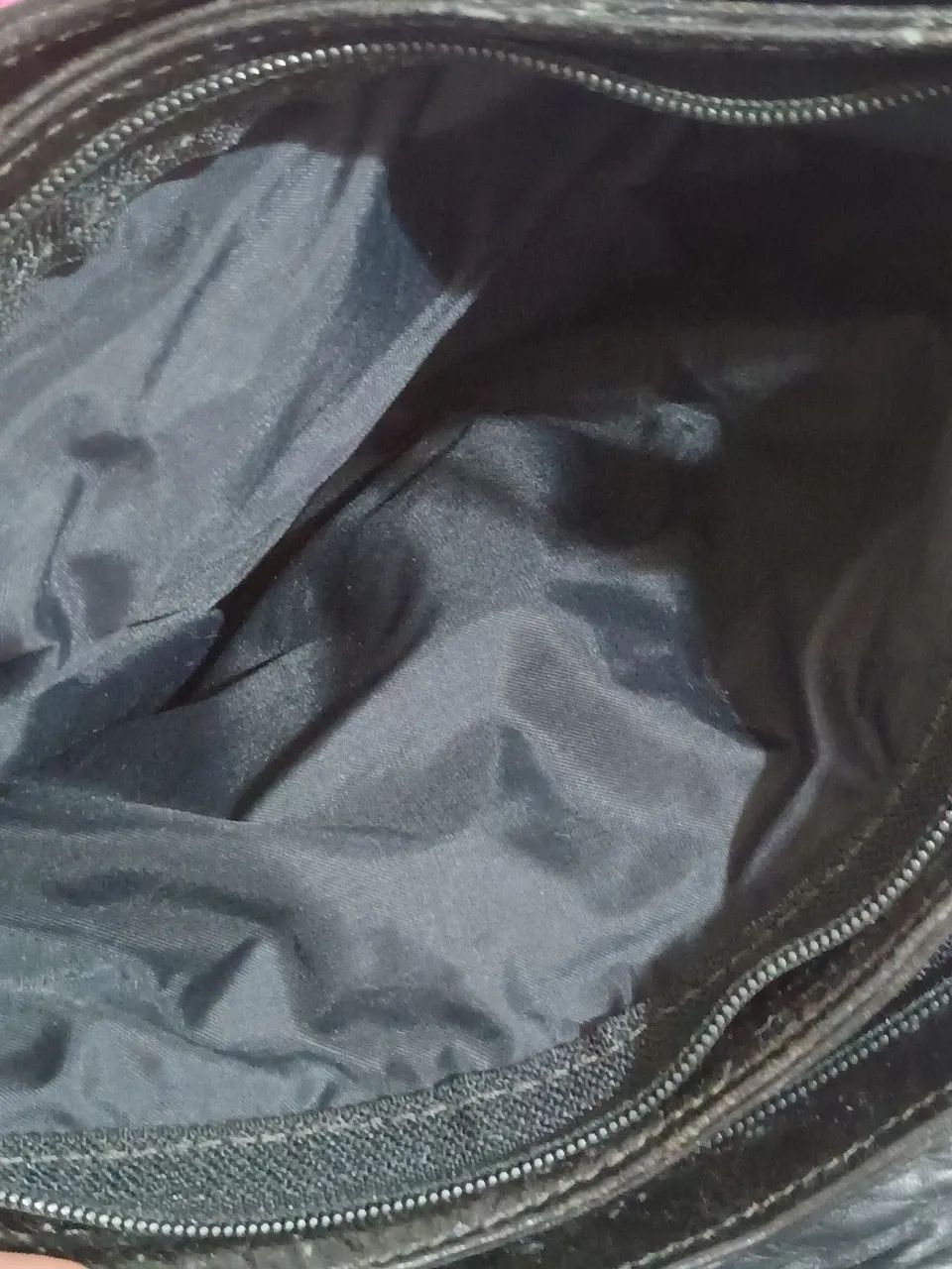 Bolsa de ombro preta com detalhes dourados - Foto 2