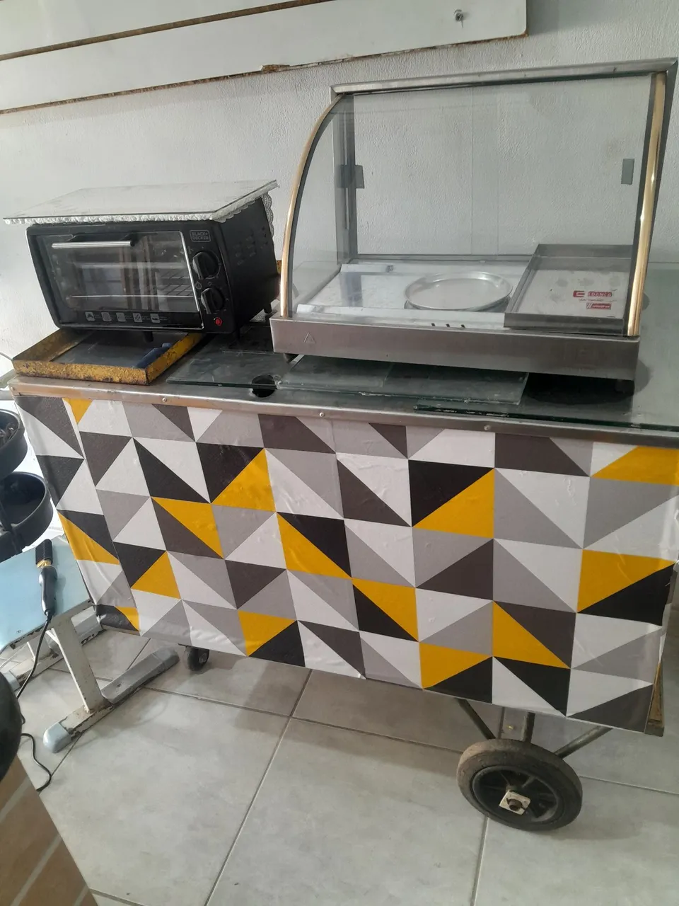 Carrinho para comércio com balcão e forno