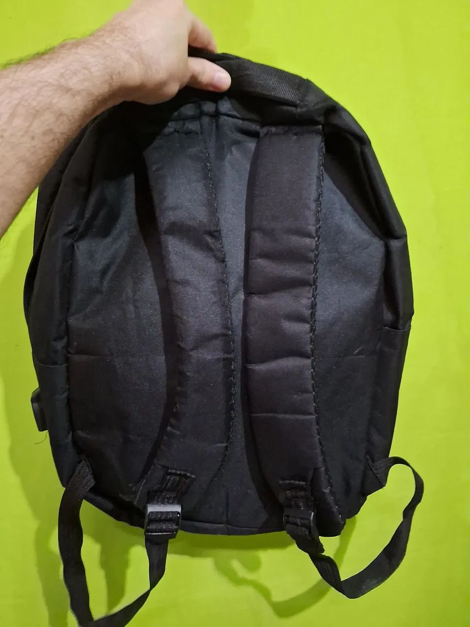 Mochila Preta Simples de Alças (com pequenos defeitos) - Foto 2