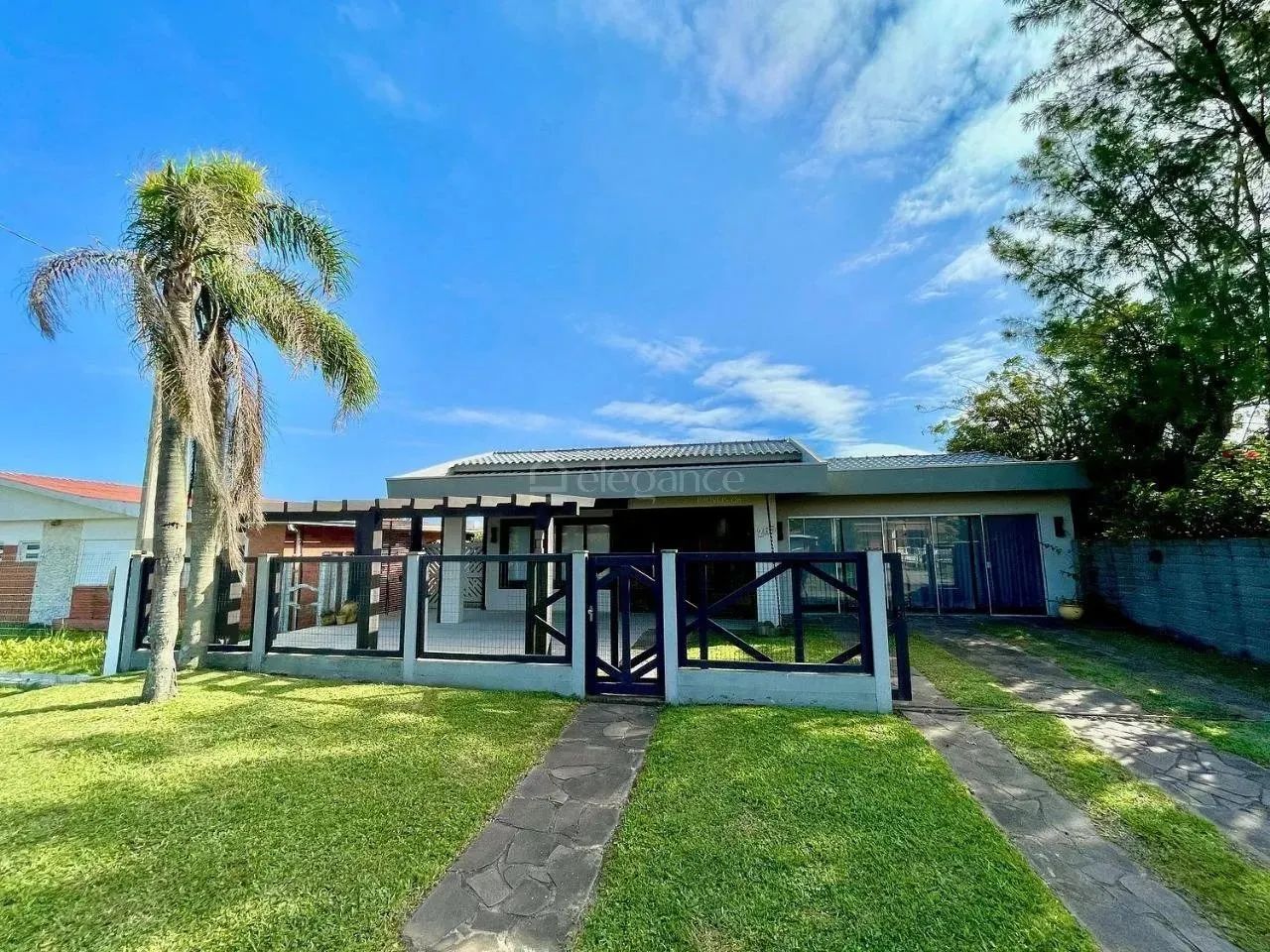 Casa próximo ao mar com três dormitórios no centro de Xangri-Lá.
