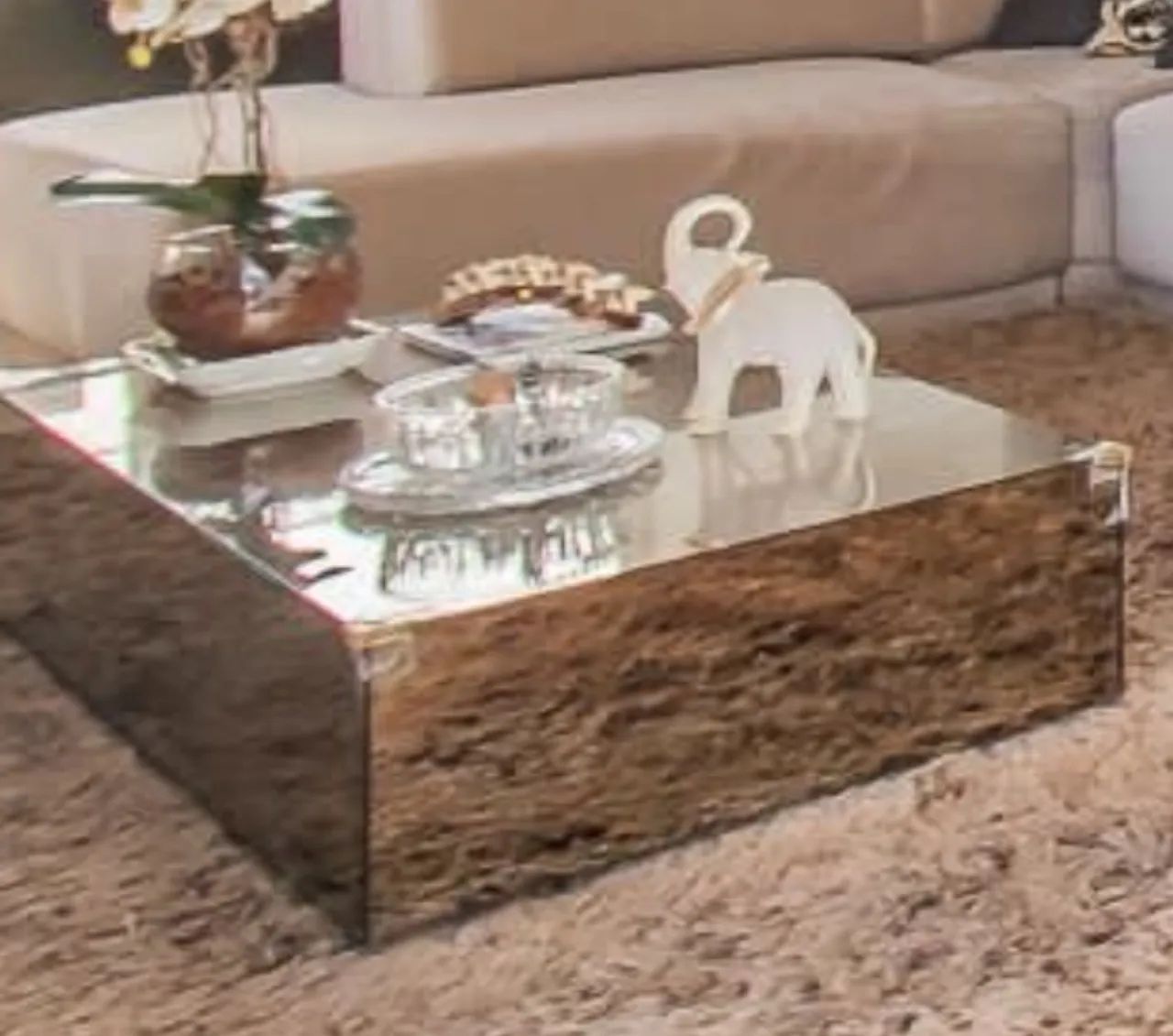 Coffee table 1.40 x 0.70 x 0.30 has a cracked glass on the side64352684867074123