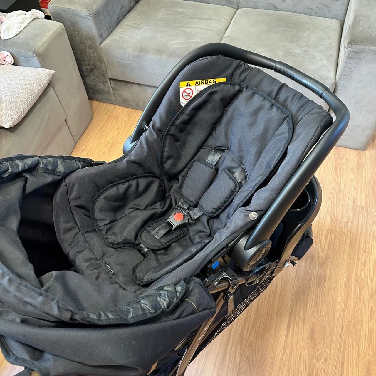 Carrinho de bebê Galzerano Cross preto 3 rodas com bebê conforto - Foto 4