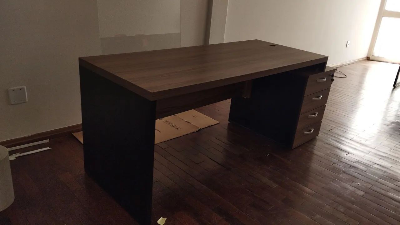 Mesa de escritório com gavetas