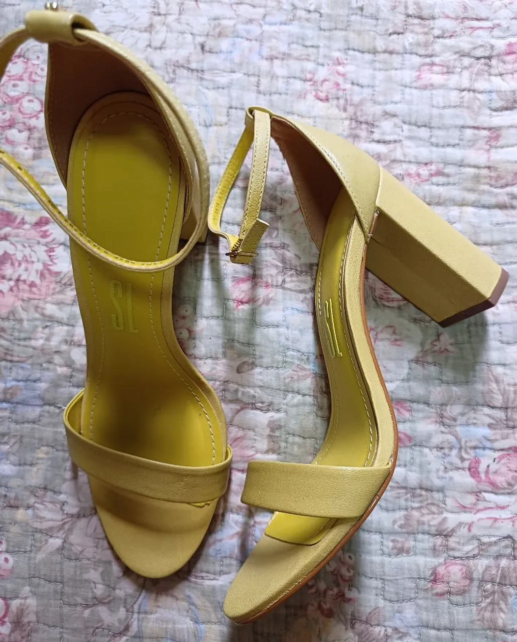 Sandália Salto Bloco Amarela - Elegância nos seus pés!