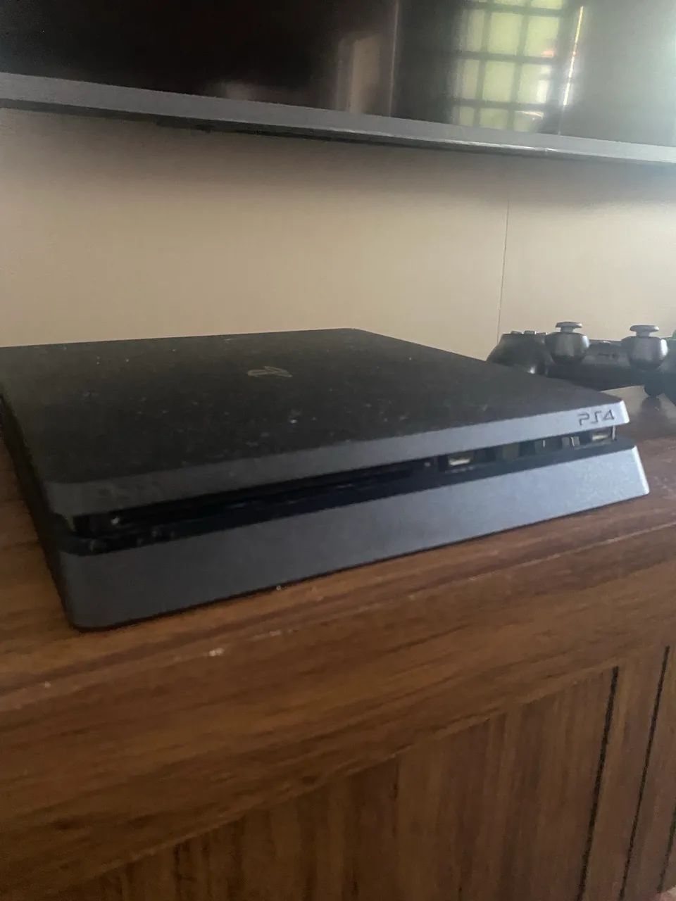 Playstation 4 (PS4) Slim 1 Terabyte com 2 controles (Um com defeito) 