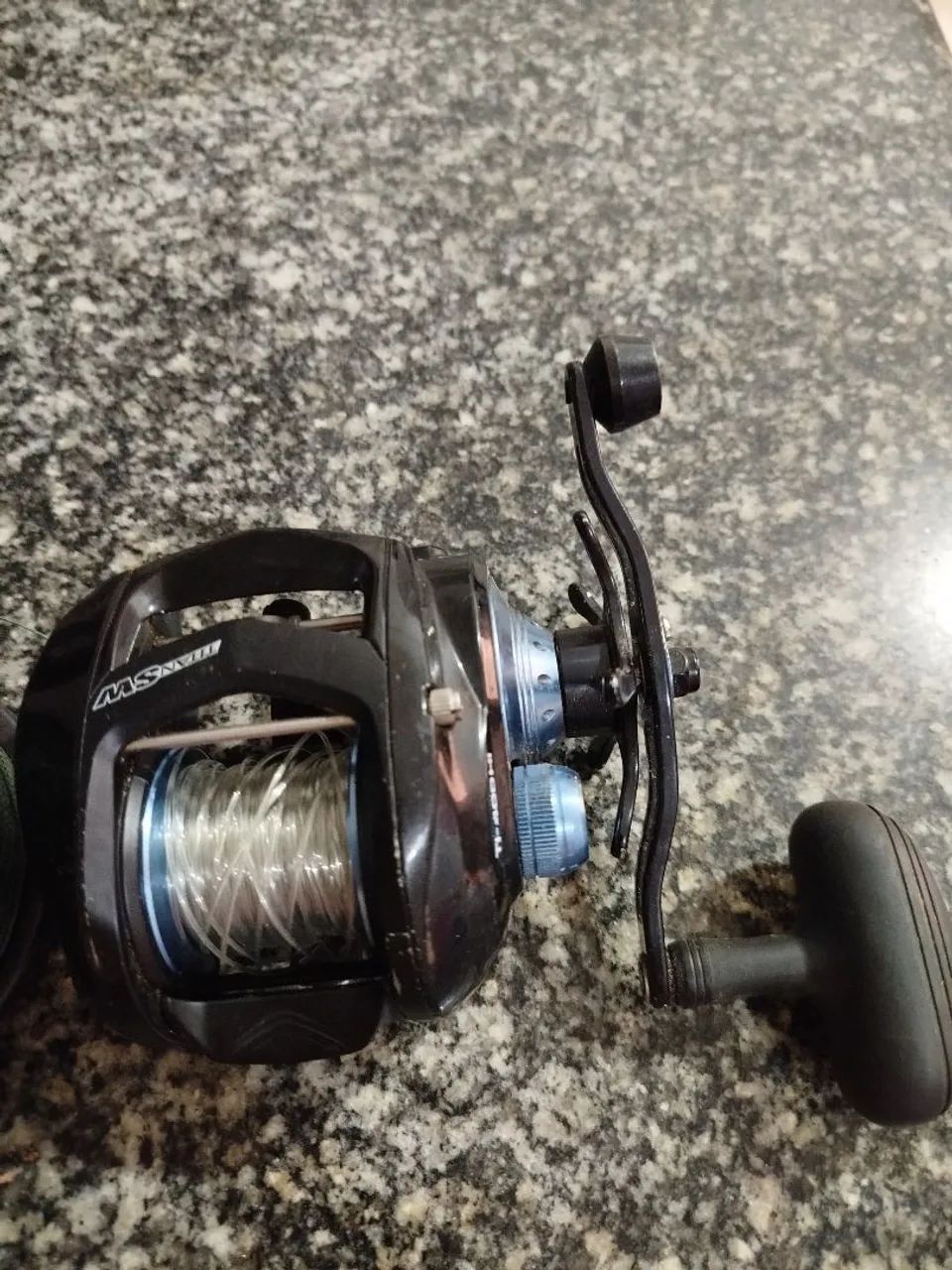 CARRETILHA DIREITA TITAN SW400 P/PEIXE DE COURO - Foto 2