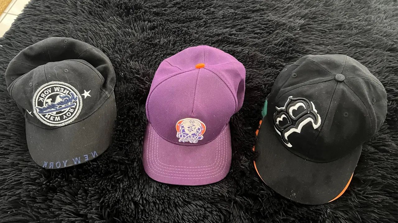 3 Bonés estilosos - R$ 15 cada