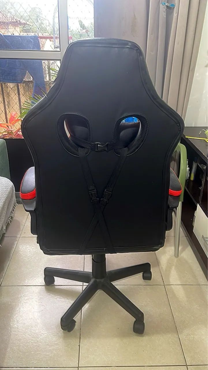 Cadeira Gamer Preta com Detalhes Vermelhos
