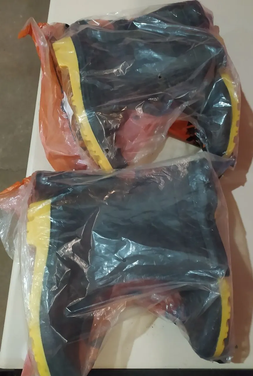 Bota PVC cano médio em promoção