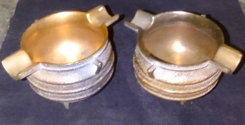 Par de antigos cinzeiros em bronze maciço dourado no formato caldeirão de bruxa   - Foto 4