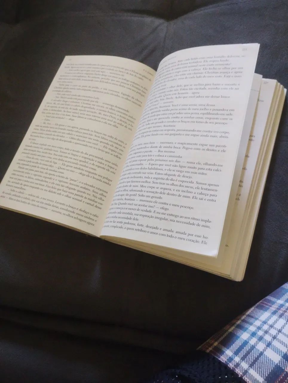 Livro 50 tons de cinza mais escuros. - Foto 2