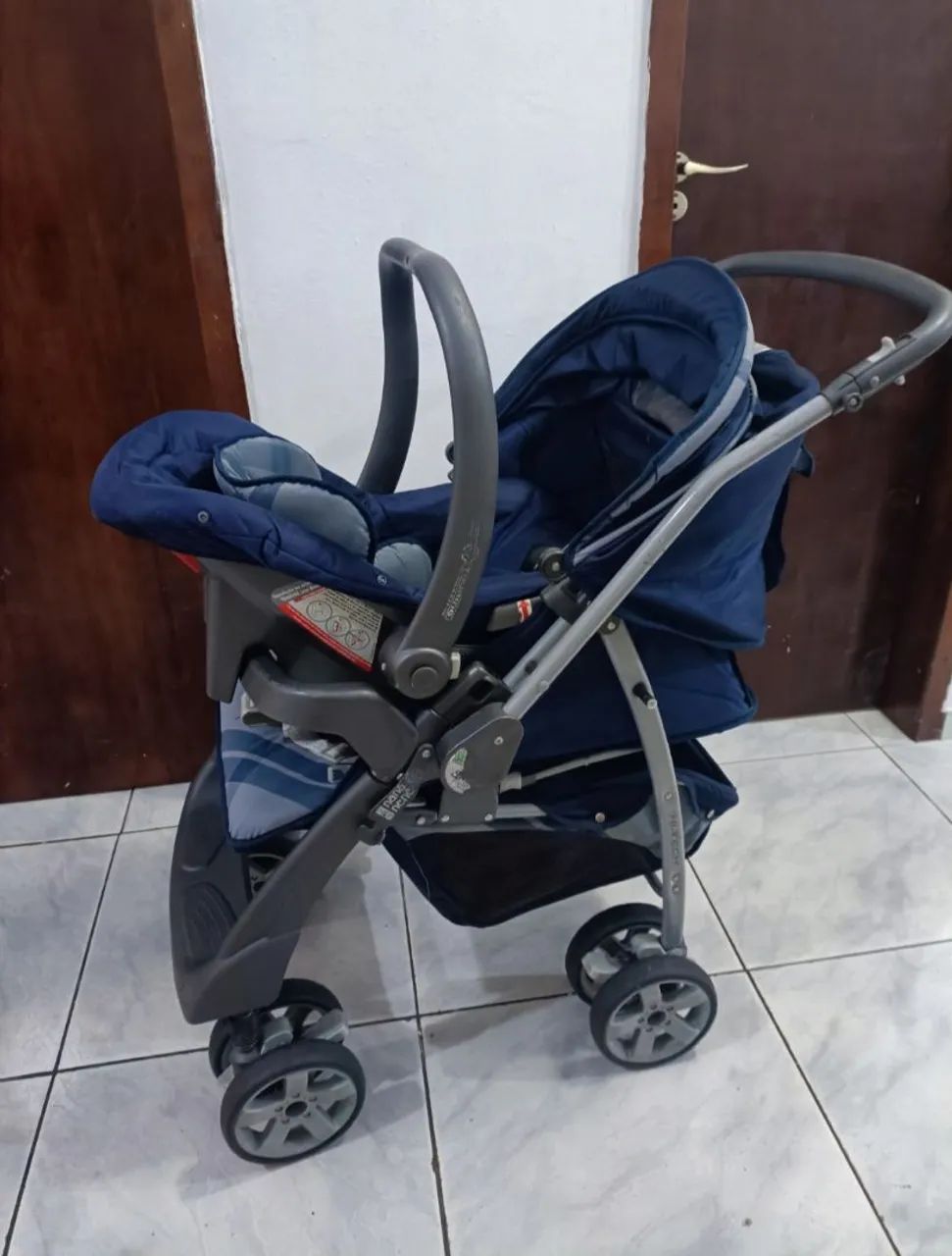 Carrinho + bebê conforto 